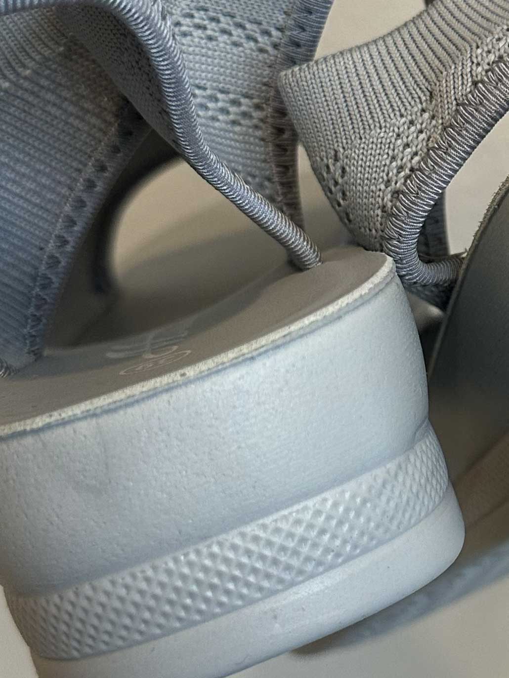 Jolina - Bløde sandaler med lille hæl og stræk i remmen